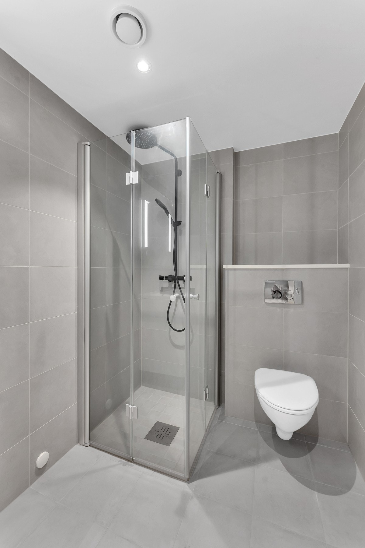 Stilrent og flislagt bad. Galleribilde