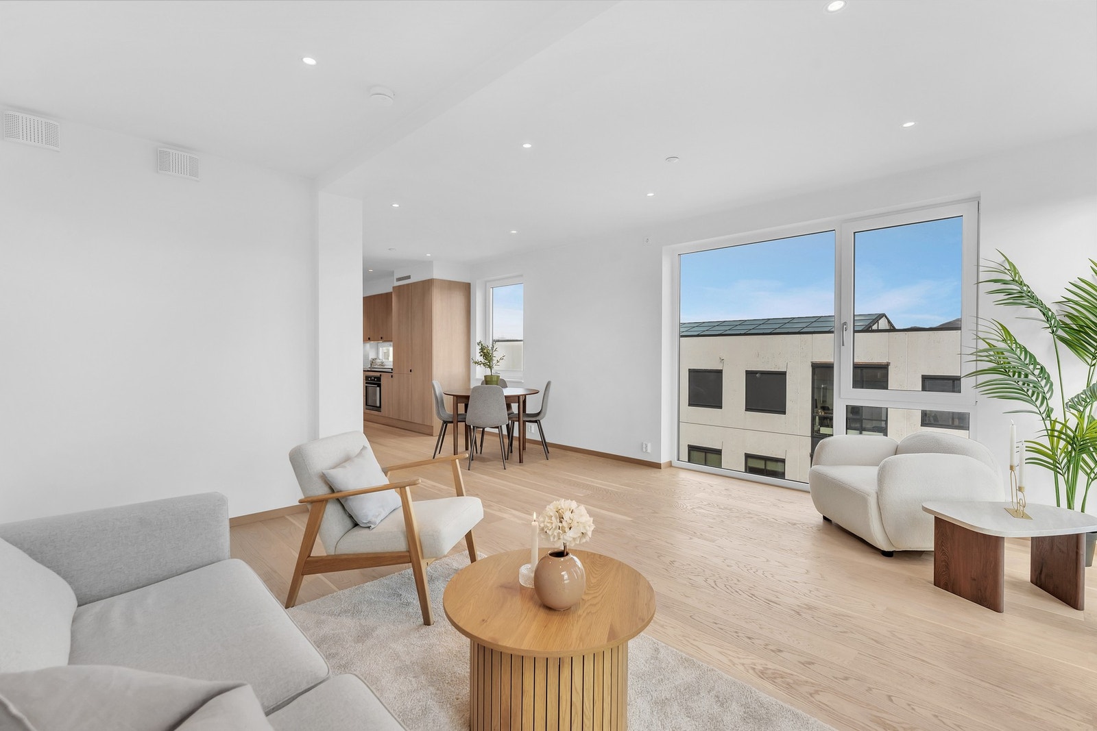 Kjøkkenet er i åpen løsning mot stuen. Galleribilde