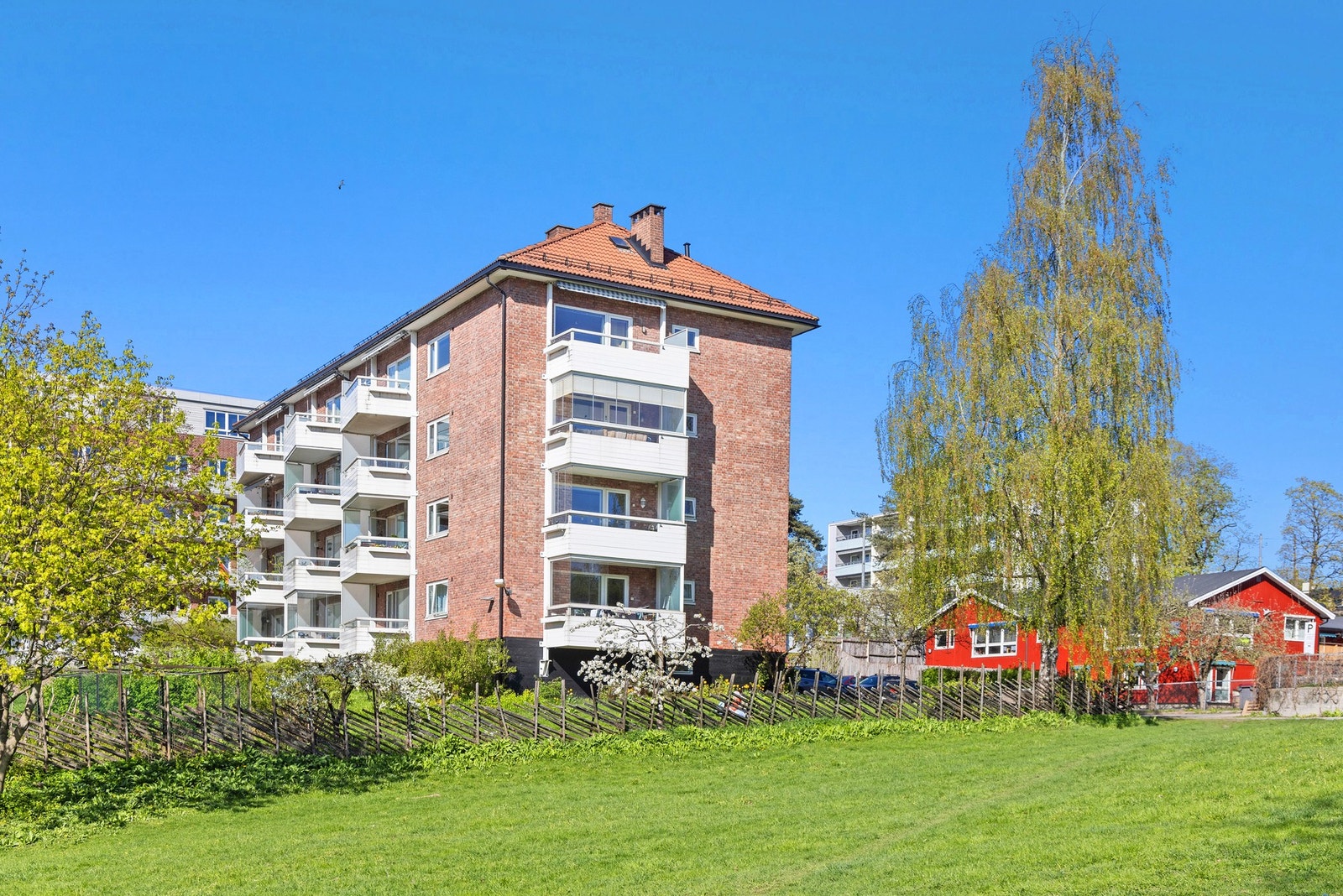 I borettslaget er det fellesvaskeri, klestørkestativ ute, en fellesbod med masse verktøy og redskaper, to sittegrupper i hagen som er utrolig fine på sommeren og hageslange ved inngangsdøra. Galleribilde