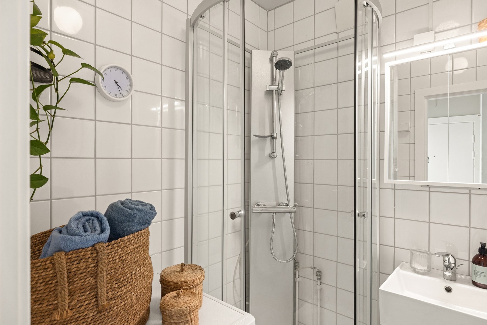 Badet har plass og opplegg til vaskemaskin. Du har også tilgang til fellesvaskeri. Galleribilde
