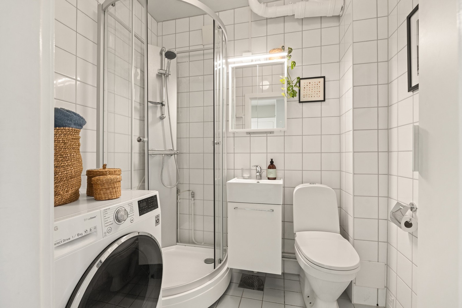 Badet ble pusset opp i borettslagets regi, i 2001. Det ble installert nytt dusjkabinett og speilskap i 2025. Galleribilde