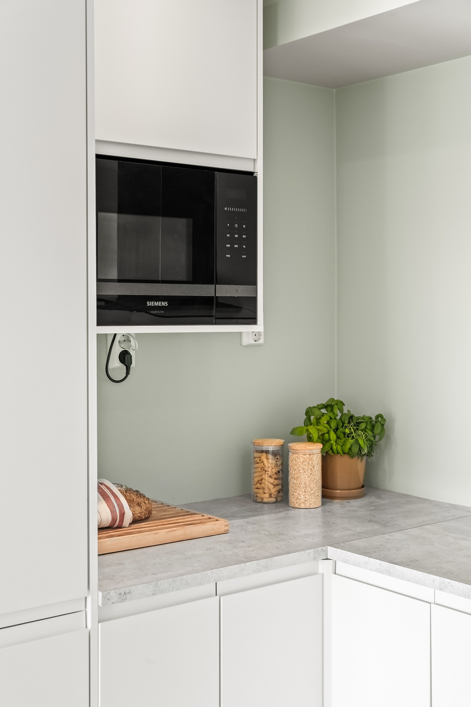 Det er benkeplate av laminat og nedfelt kum i plastkompositt. Galleribilde