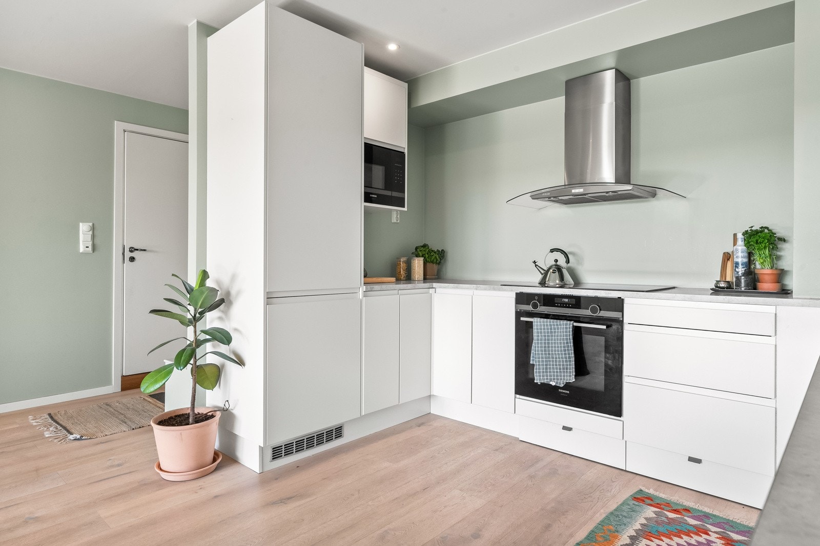 Praktisk og fin kjøkkeninnredning fra HTH med gode løsninger og godt med skap- og benkeplass. Galleribilde