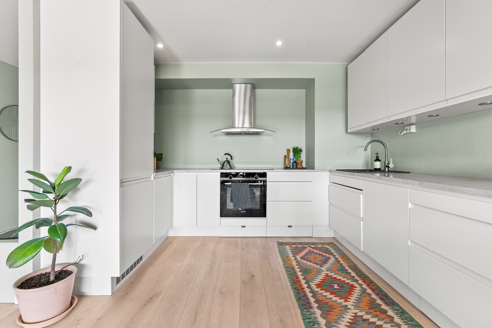 Stilrent kjøkken med innredning fra 2020. Galleribilde