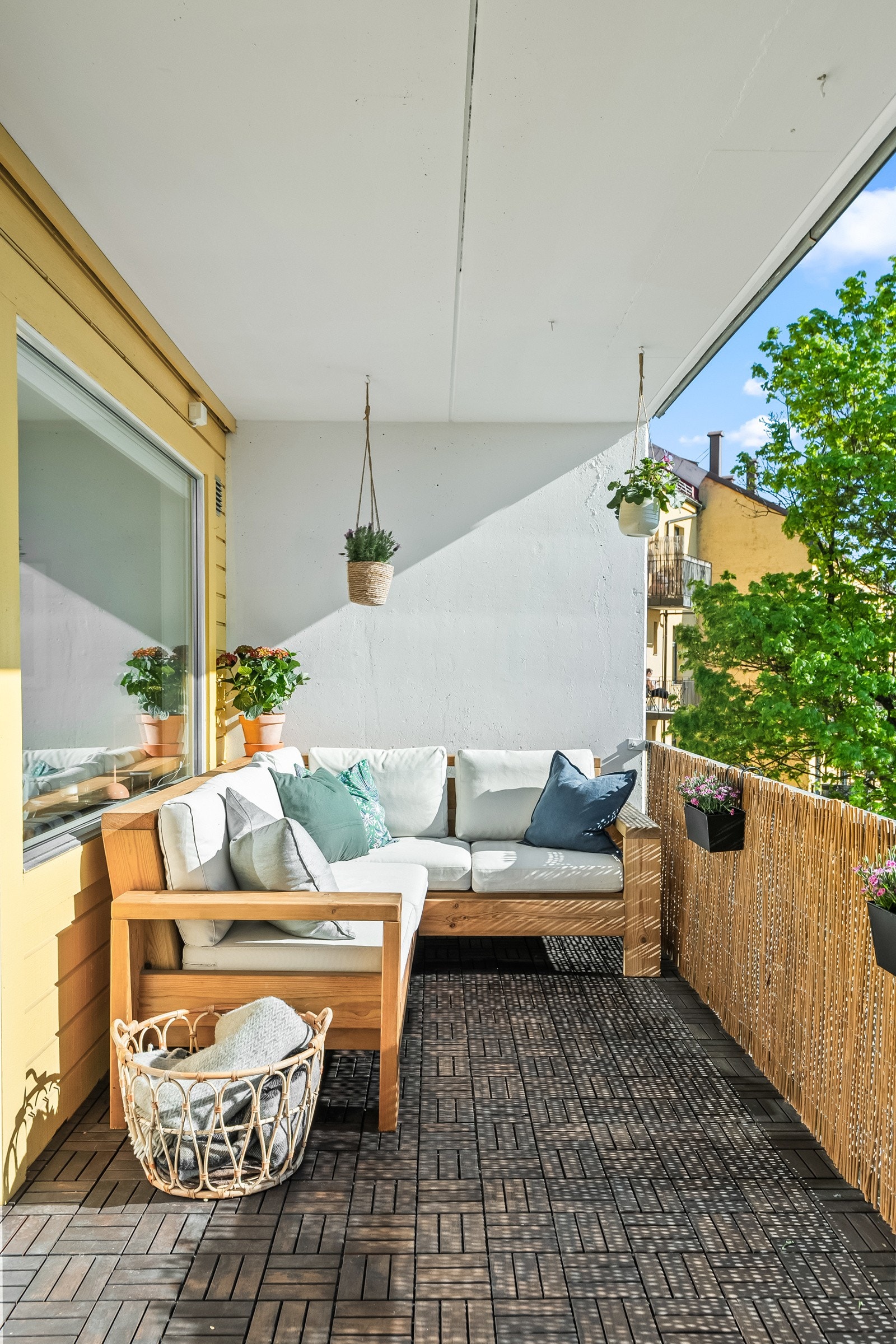 Det er plass til utemøblement, grill og beplantning. Plassbygget utesofa medfølger handelen. Galleribilde