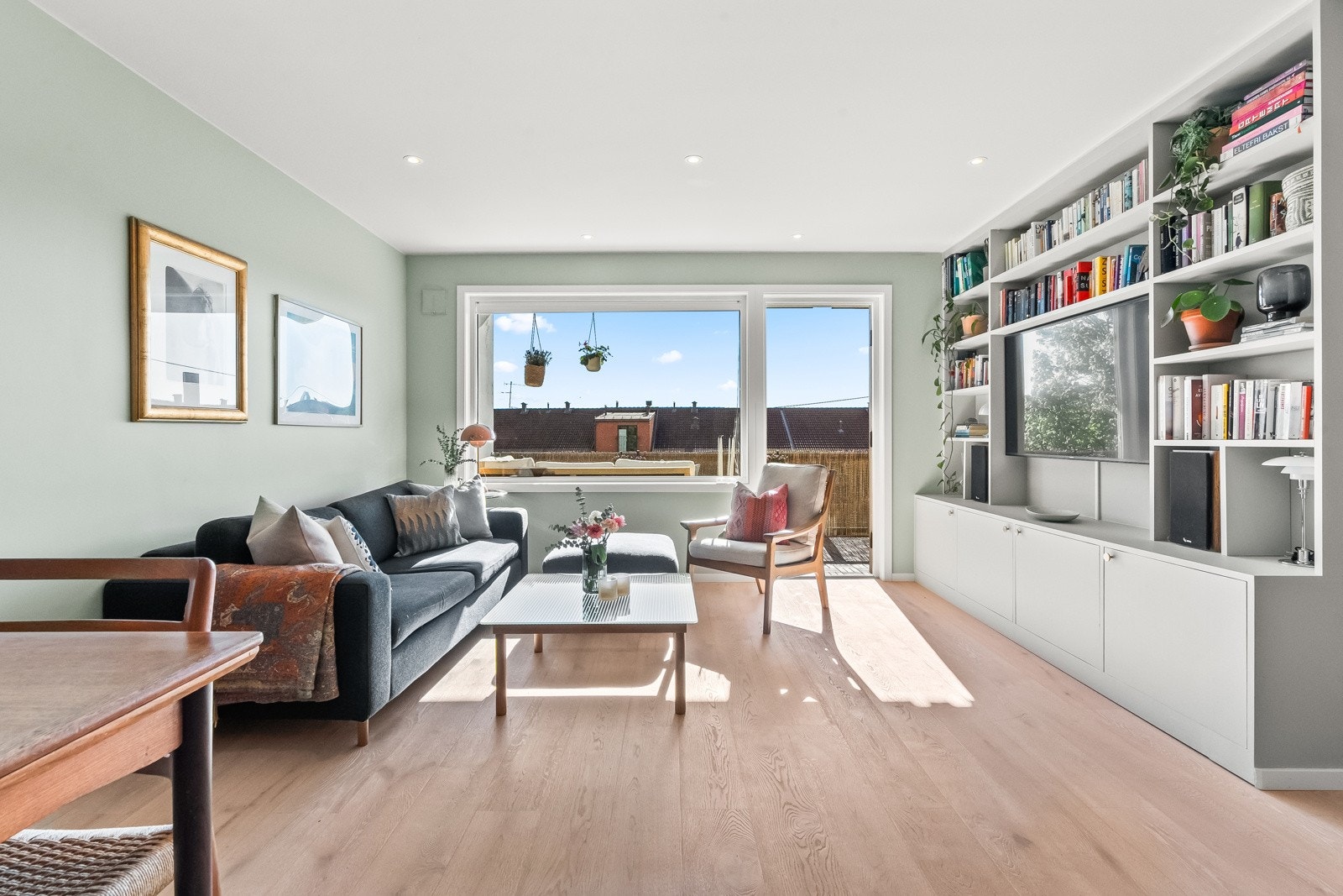 Leiligheten er betydelig oppgradert i senere tid, og har en gjennomgående god standard med gode løsninger og flotte materialvalg. Galleribilde