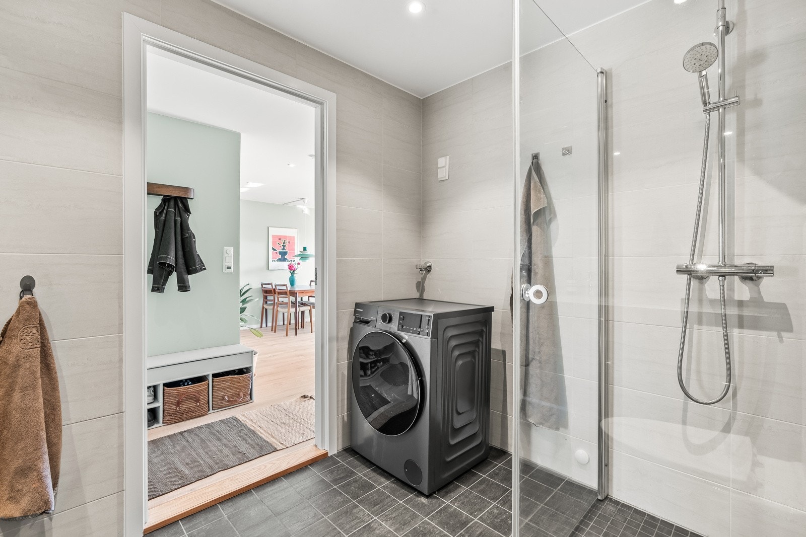 Det er opplegg for vaskemaskin. I gulvet er det behagelig varme. Galleribilde