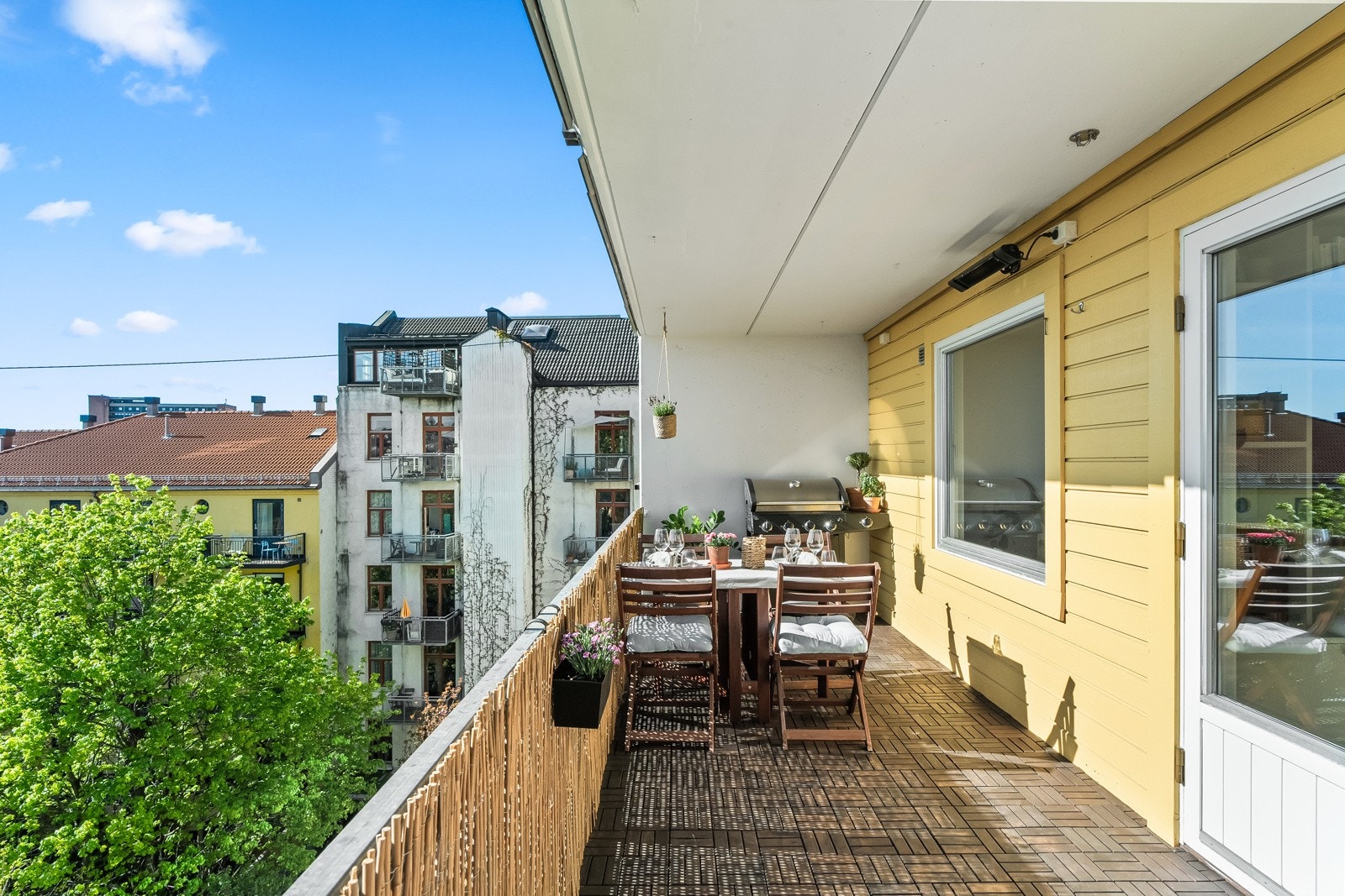 Balkongen er sydvestvendt og byr på sol fra kl. 13 til solnedgang på sommerstid. Galleribilde