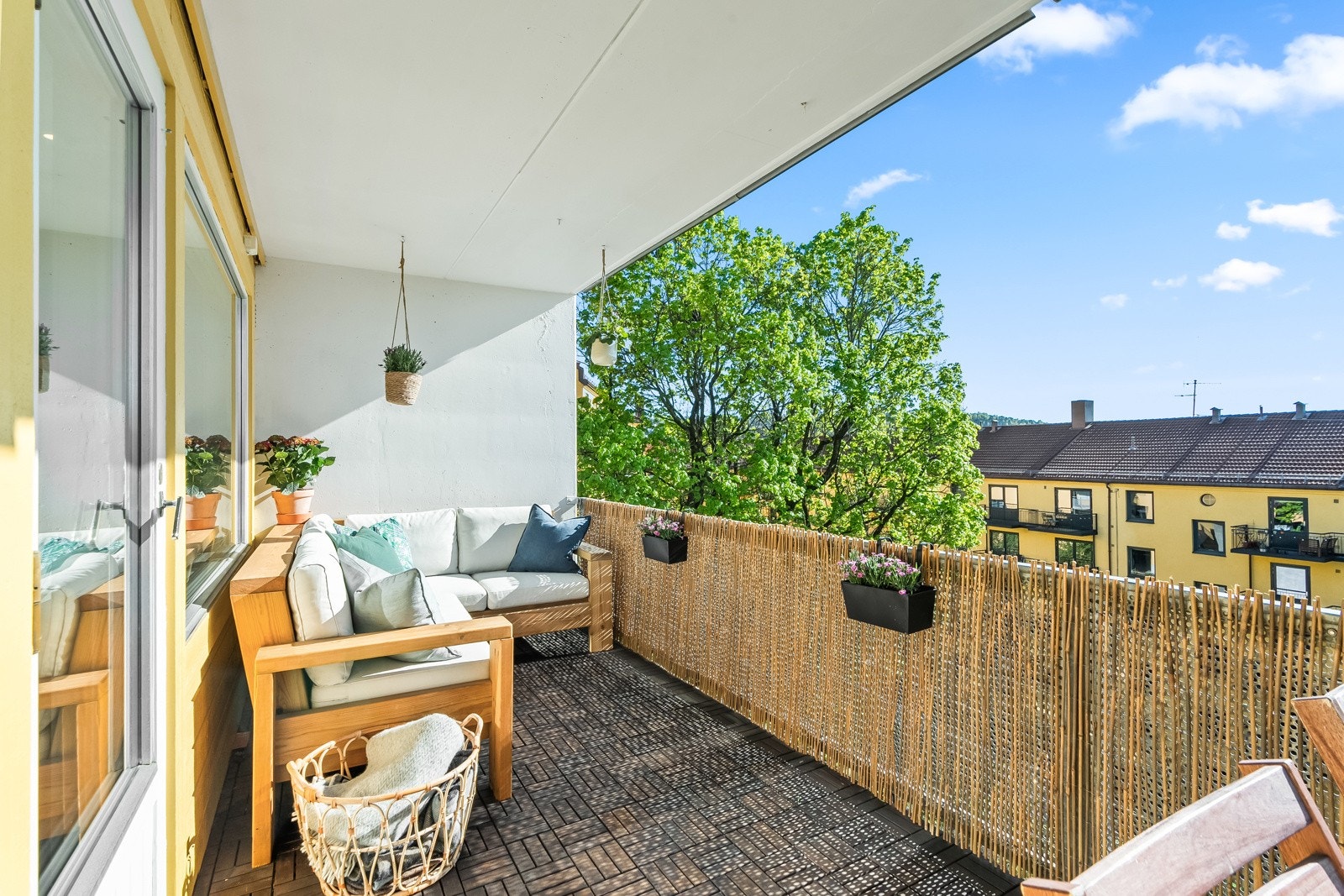 På varme sommerdager blir det naturlig å åpne den store glassdøren, så blir stuen forlenget med en herlig uteplass på 14 kvm. Galleribilde