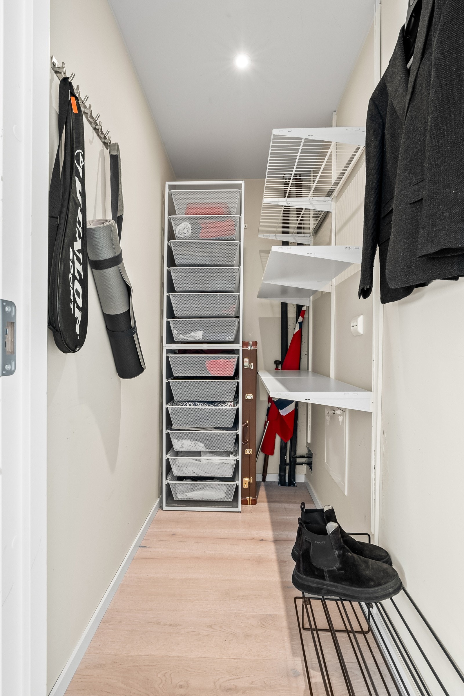 Det er en praktisk innvendig bod som gir ekstra lagringsplass. Leiligheten disponerer i tillegg en kjellerbod på 4m². Galleribilde