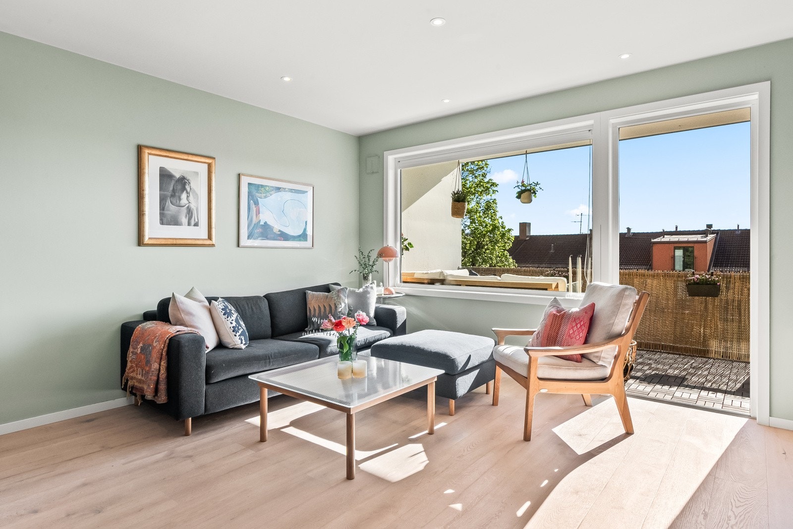 Leiligheten ligger høyt og fritt i byggets 5.etasje med heisadkomst. Galleribilde