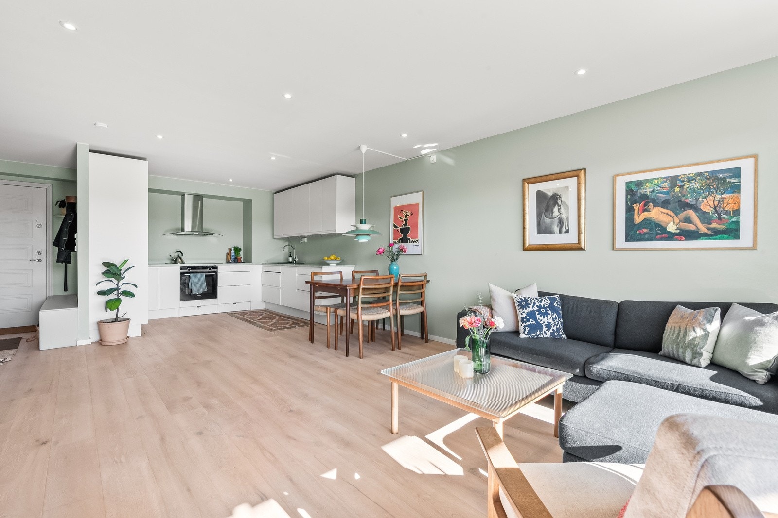 Det er gode møbleringsmuligheter, med plass til sofagruppe med tilhørende møblement, tv-seksjon og spisebord. Galleribilde