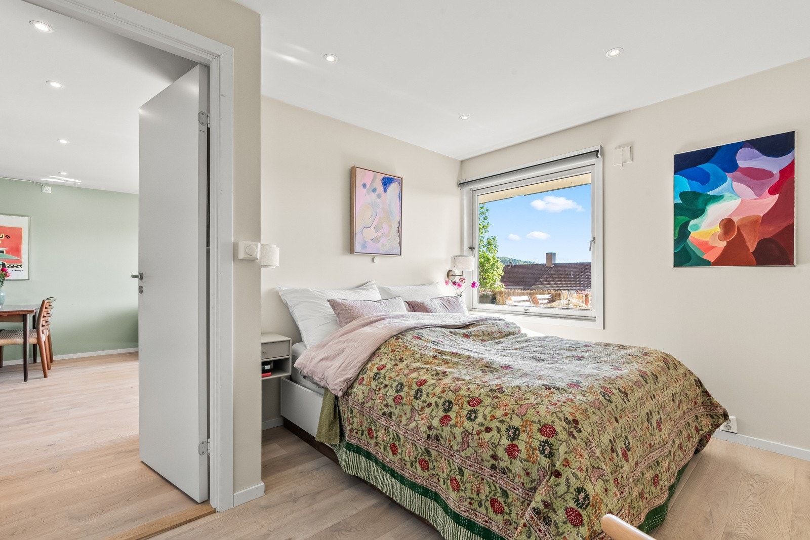 Leiligheten har et fint soverom som vender mot rolig bakgård. Galleribilde