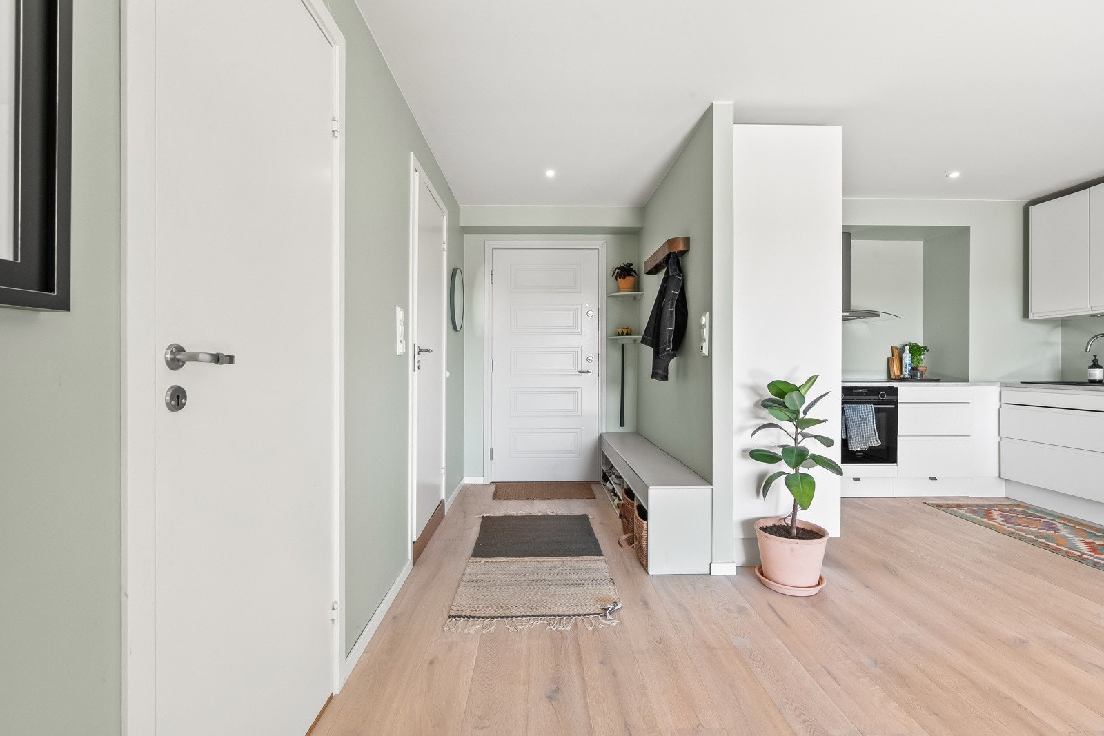 Hyggelig entré gir et godt førsteinntrykk av leiligheten. Plassbygd skohylle medfølger handelen. Galleribilde