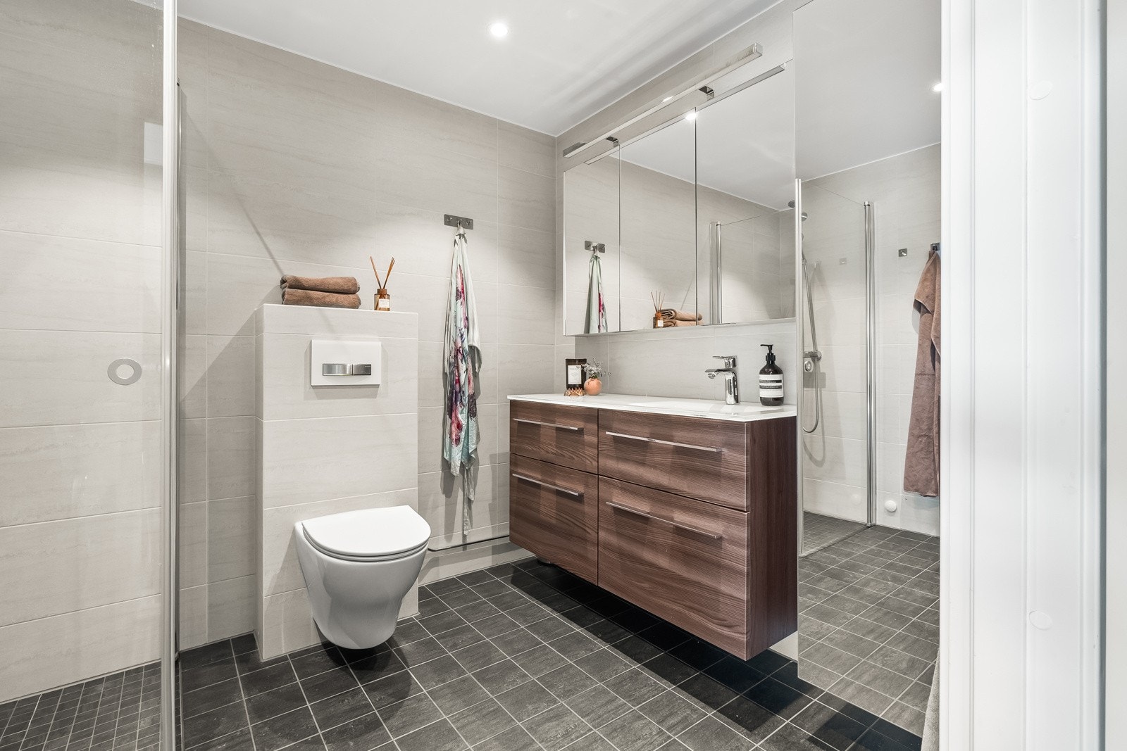 Delikat og flislagt baderom av god størrelse. Badet ble rehabilitert i regi av sameiet i 2016. Galleribilde