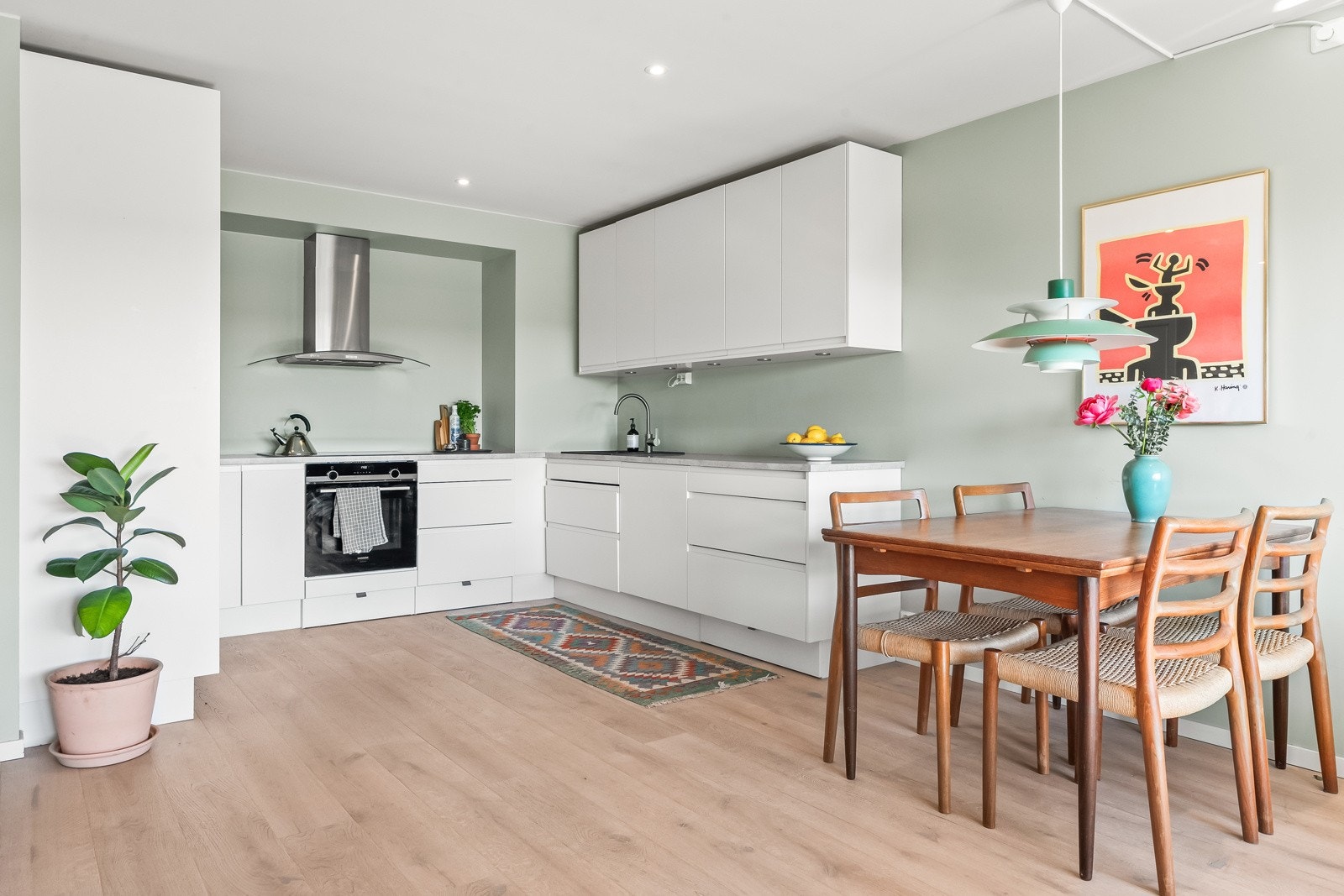 Leiligheten er vel gjennomført med tidløse overflater og pen en-stavs eikeparkett med varmefolie på gulv. Galleribilde