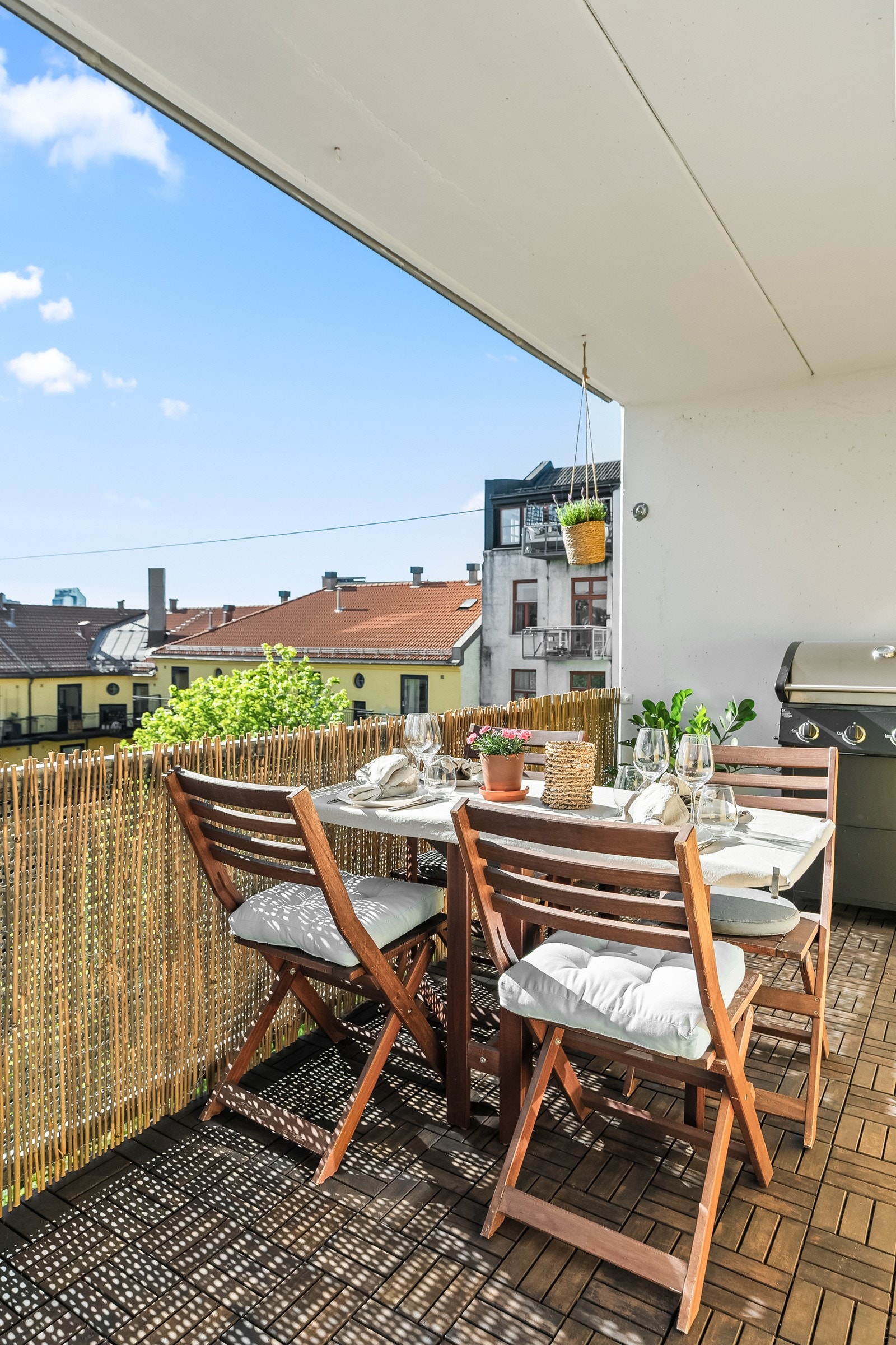 Videre er uteplassen utstyrt med varmelamper. Galleribilde