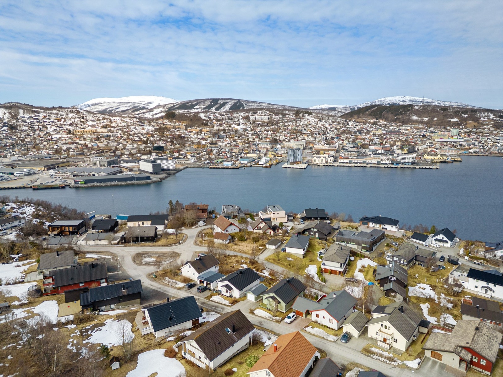 Dronebilde - Utsikt mot Harstad by som er rett på andre siden Galleribilde