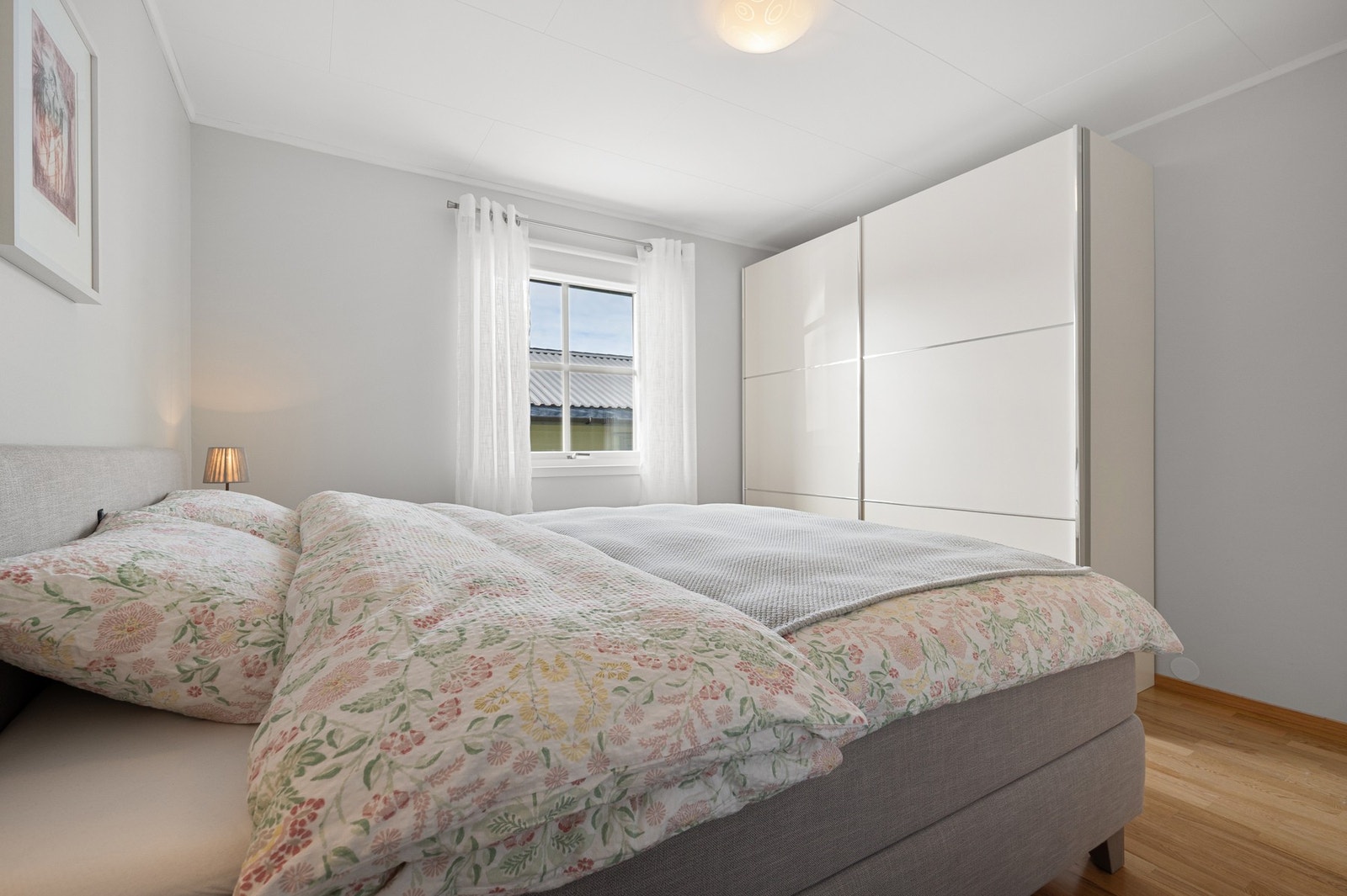 Garderobeskap med skyvedører Galleribilde