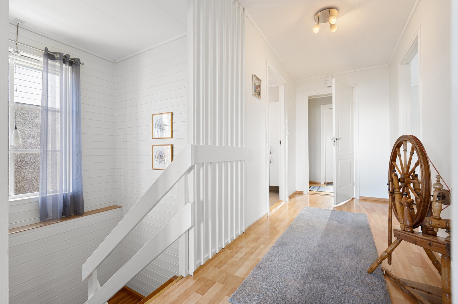 Gang med trapp ned til underetasje Galleribilde