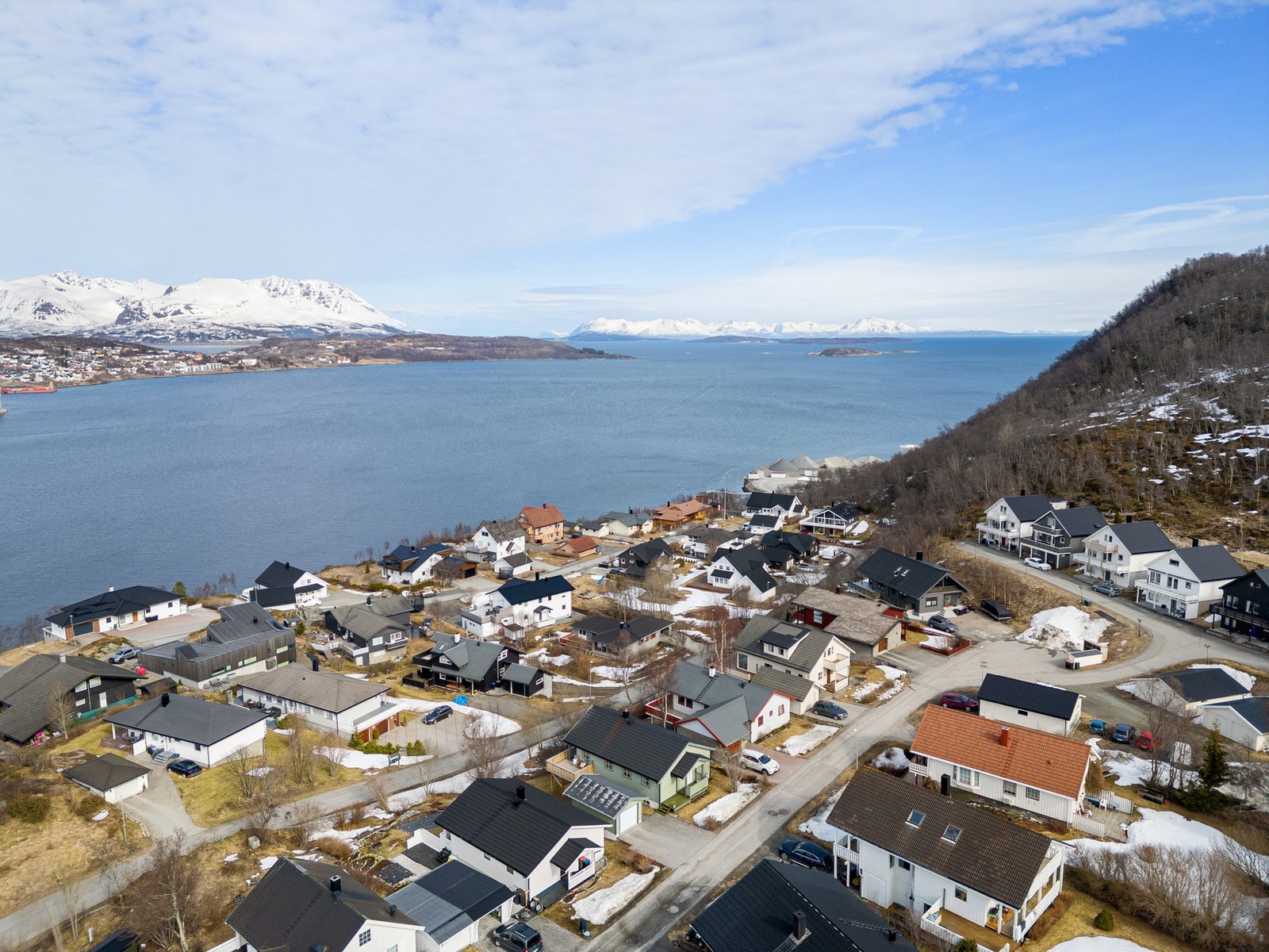 Dronebilde - boligen ligger i en blindvei og har lite trafikk og støy Galleribilde