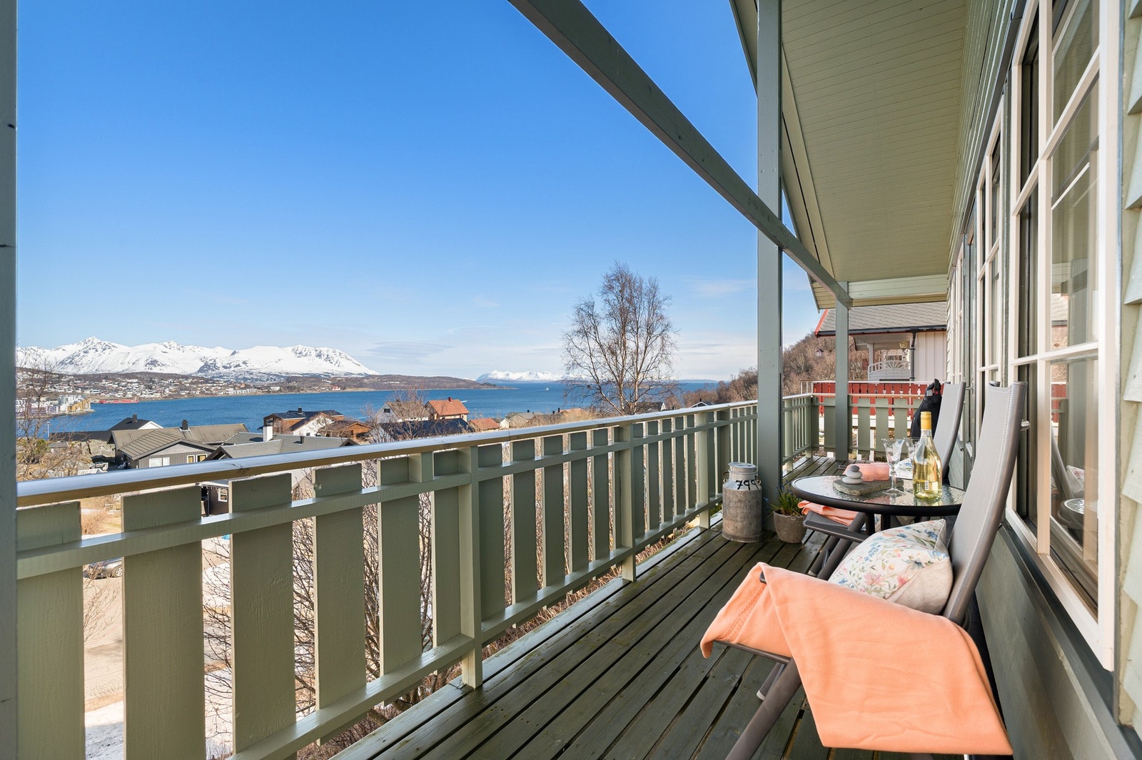 Veranda på bakside av boligen gir deg en fantastisk utsikt mot hav, fjell og byområdet i Harstad Galleribilde
