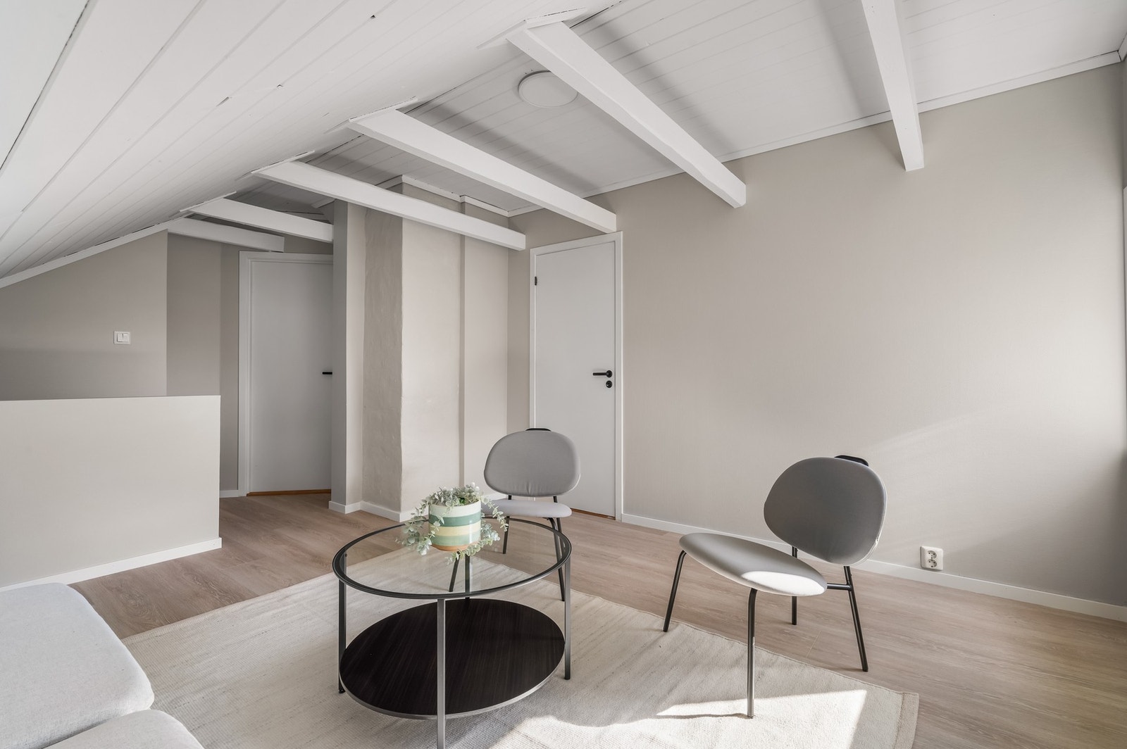 Loftstuen er målt til 13m² og fungerer perfekt som en stue nummer to. Galleribilde