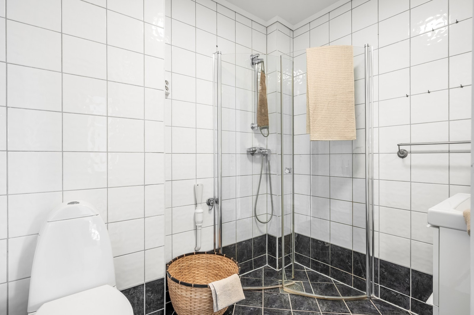 Tidløst og helfliset bad på 4m² med varmekabler i gulv. Galleribilde