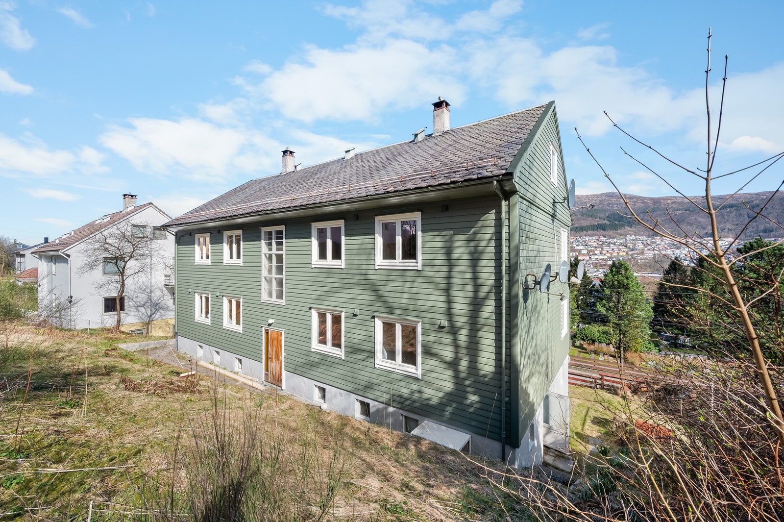 Bygget består av 4 seksjoner, og har en fin beliggenhet på Løvstakksiden. Galleribilde