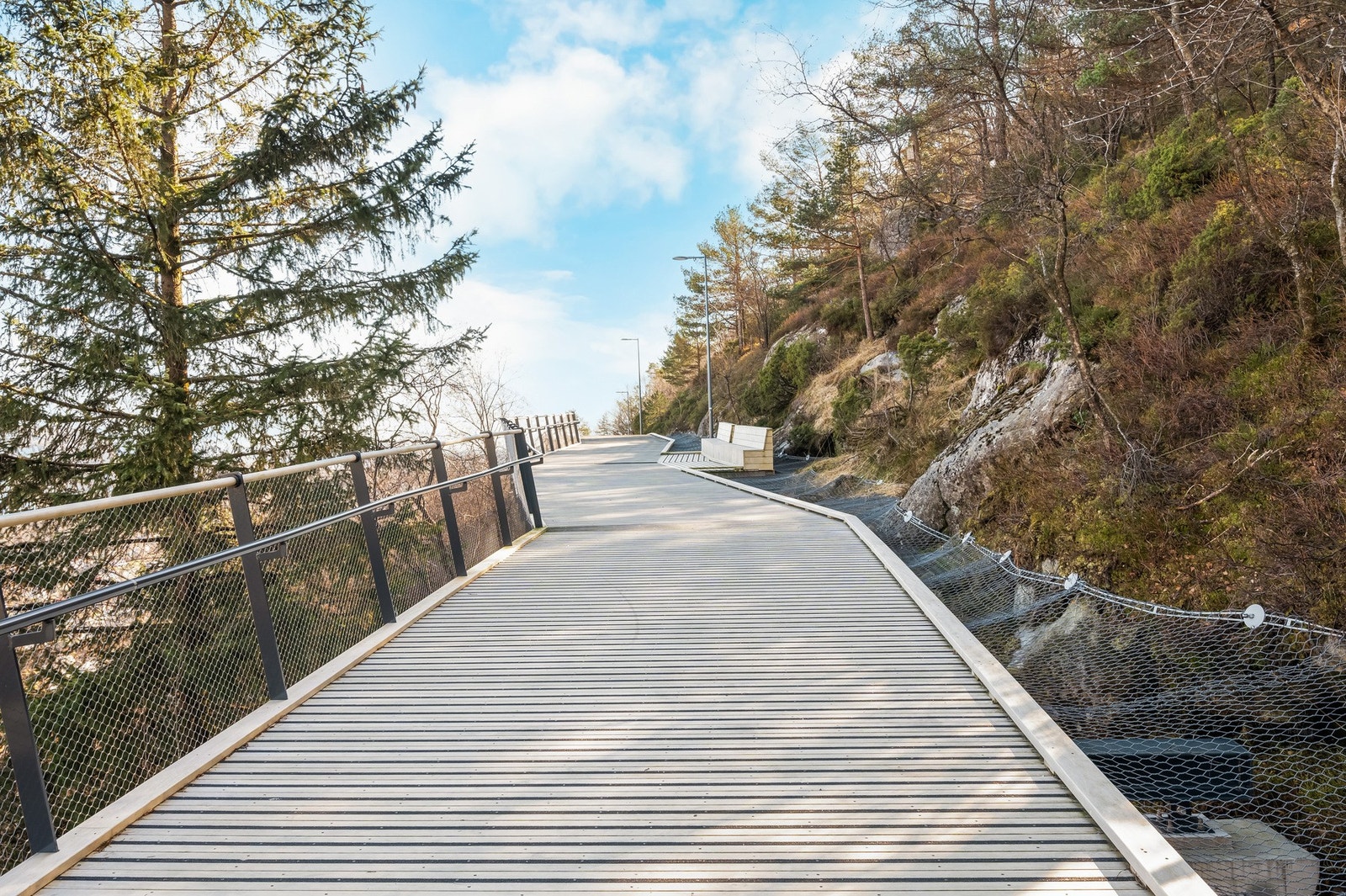 Løvstien strekker seg fra Riplegården til Øvre Kråkenes, og er målt til 6,4 km. Galleribilde