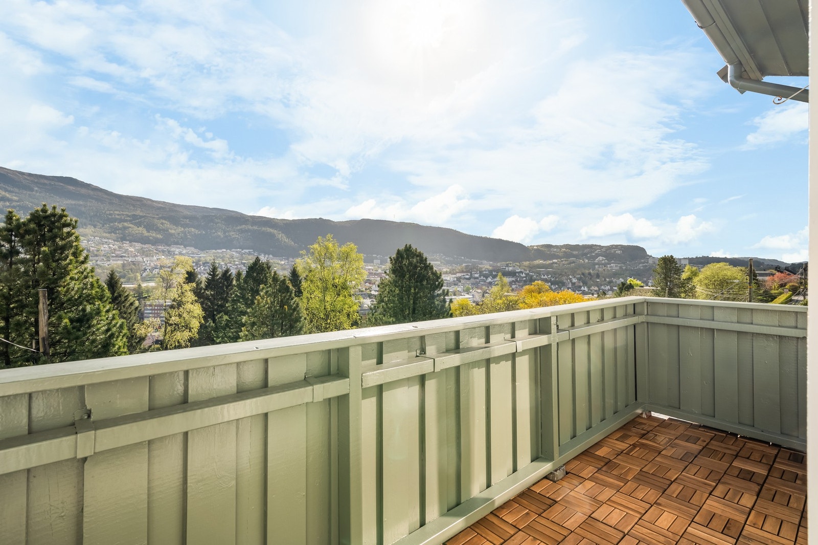 Fra altanen har man fantastisk utsikt over byfjellene. Galleribilde