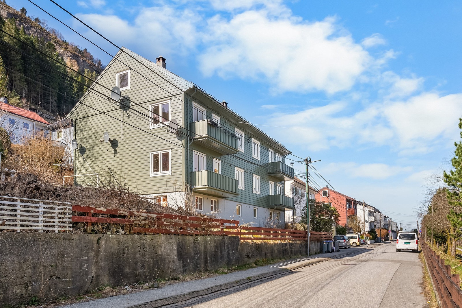 Leiligheten har busstopp like ved der buss nummer 10 har hyppige avganger retning Wergeland. Galleribilde
