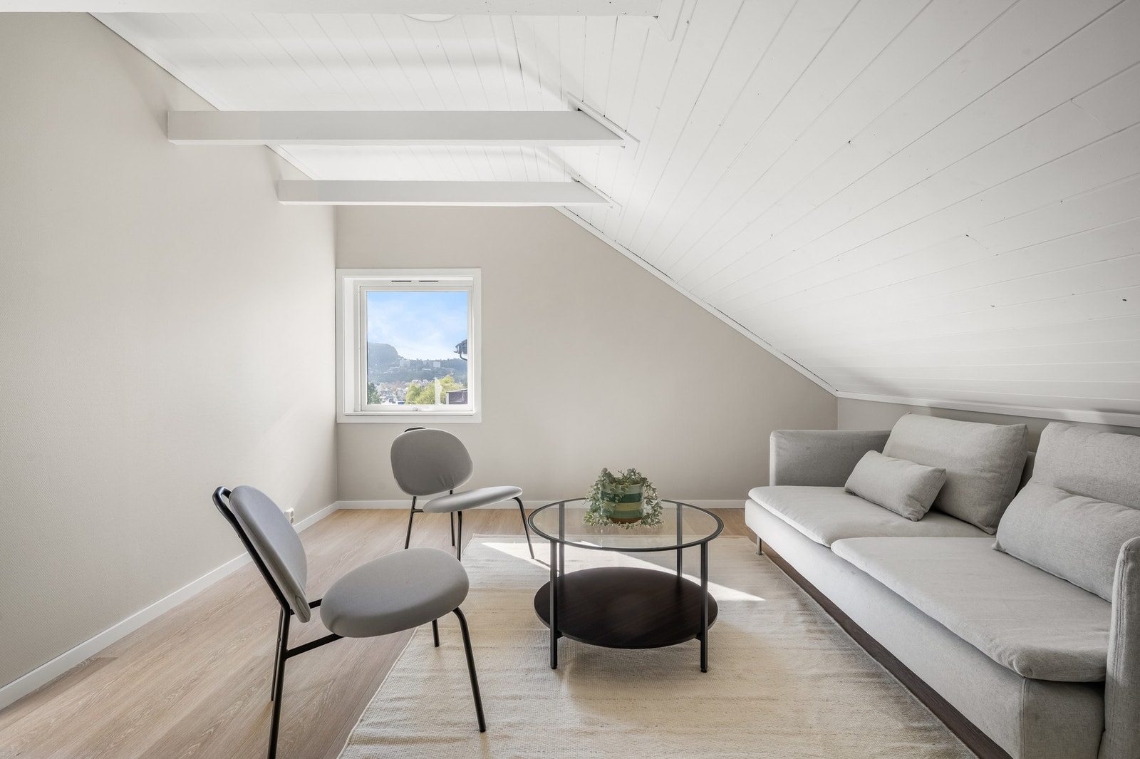 Loftstuen er i likhet som resten av leiligheten meget enkel å innrede.- Galleribilde