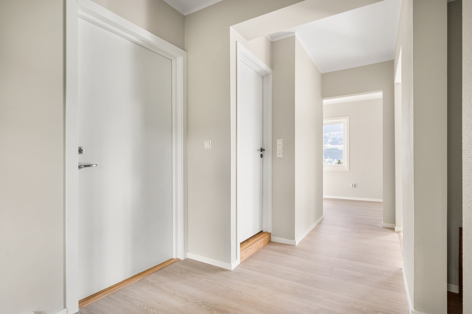 Entre har et samlet areal på 16,5m² og har god plass til garderobeløsning og oppbevaring. Galleribilde