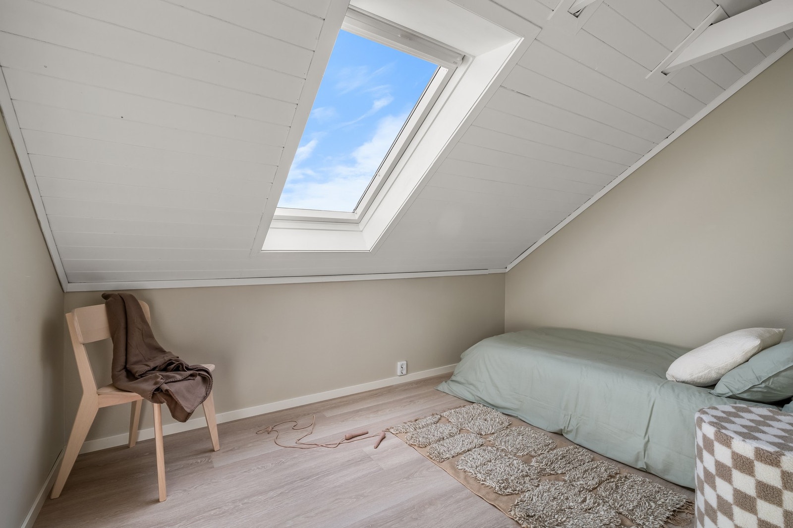 Soverommene på loft er malt i fargetoner og en flott og moderne 1-stav laminat på gulv. Galleribilde