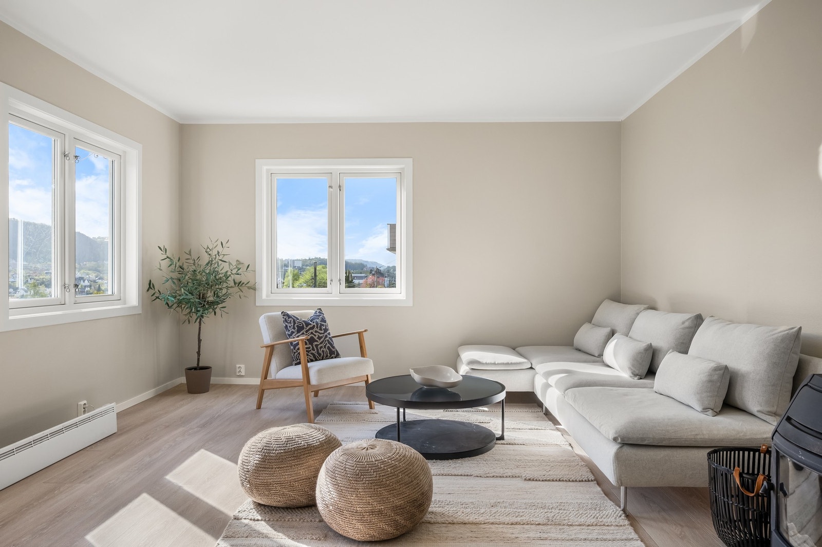 Stuen er målt til 23,2m² og er preget av store vindusflater som sikrer gode lysforhold. Galleribilde