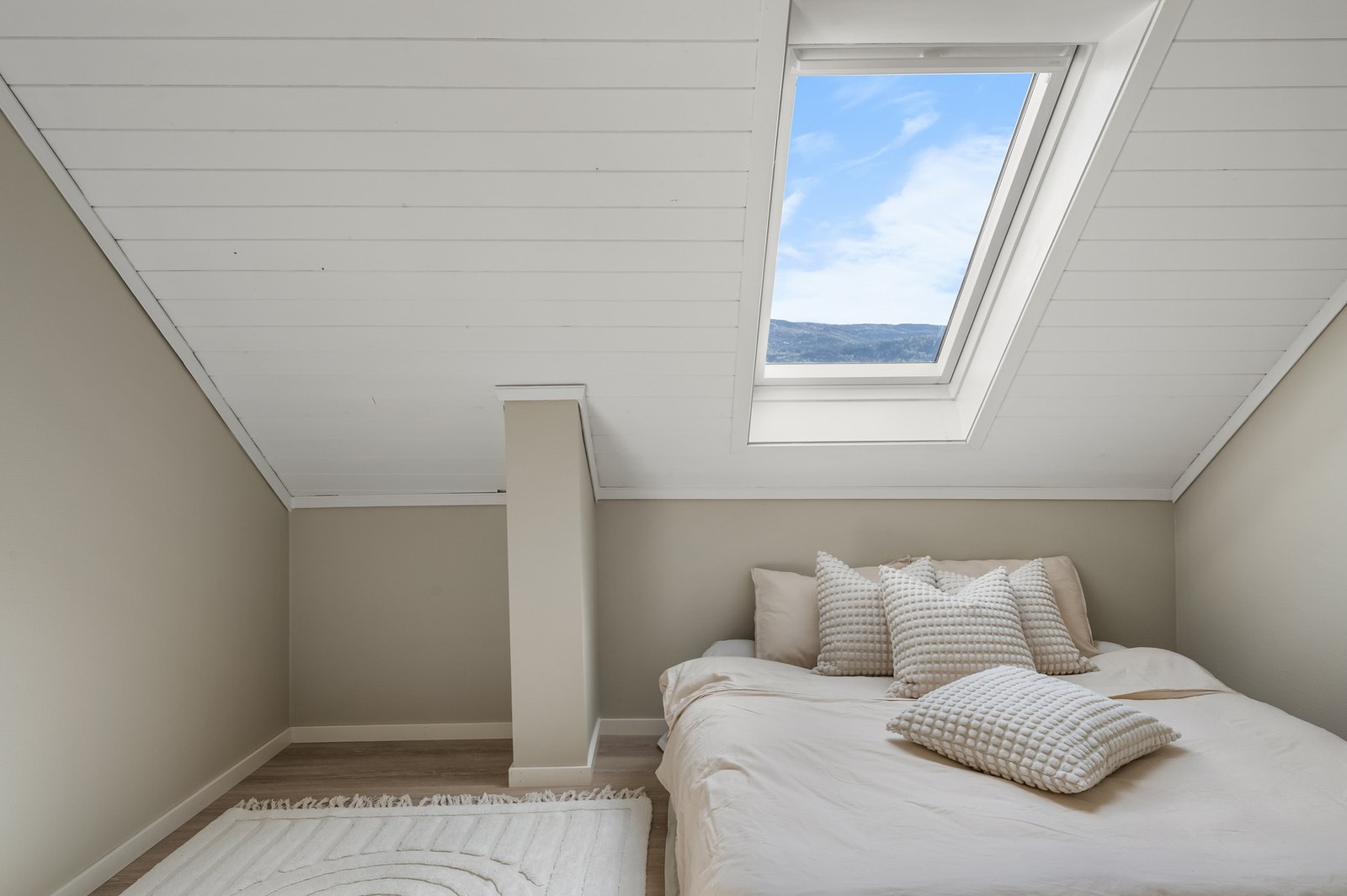 Soverommene på loft er på henholdsvis 8,5m² og 5,2m². Galleribilde