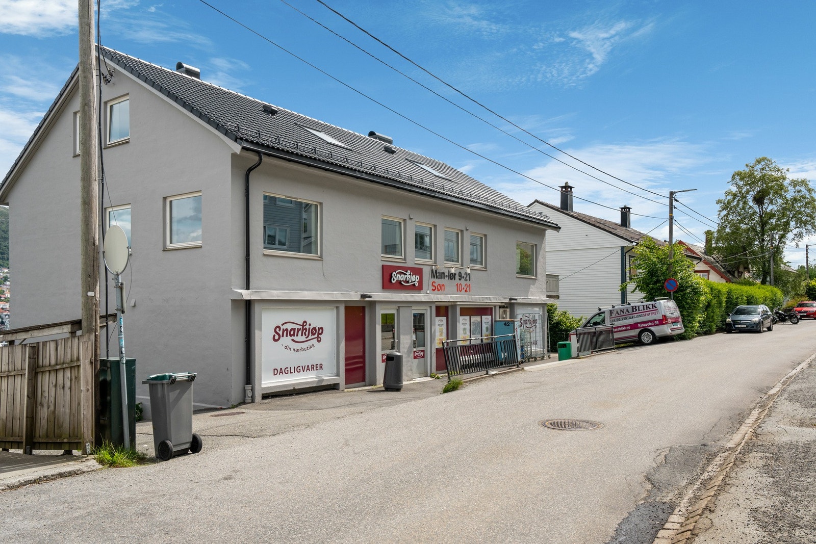 Knappe 5 minutter gange unna leiligheten finner vi nærbutikken, Snarkjøp som også er søndagsåpen. Galleribilde