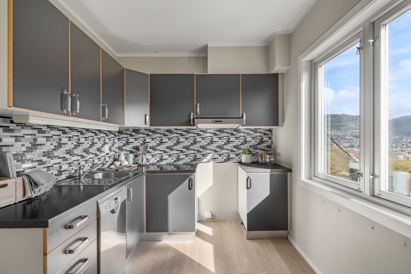 Fra kjøkkenet har man samme flotte utsikt mot byfjellene som i stue. Galleribilde