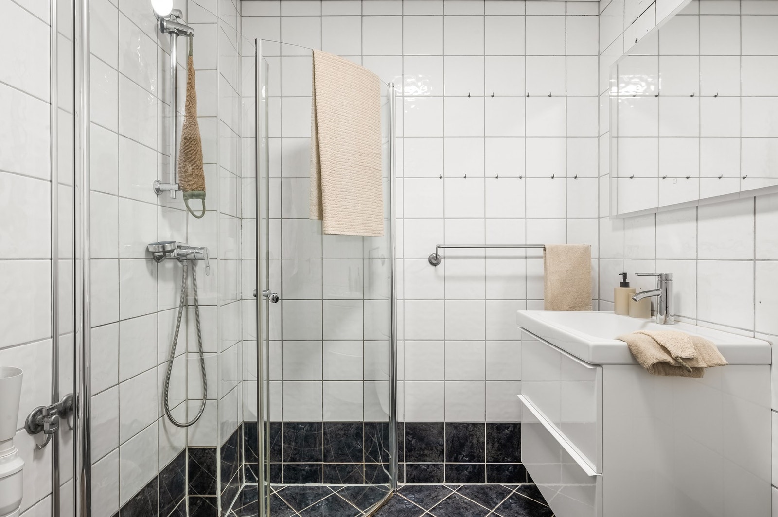 Badet er videre innredet med toalett, dusjvegger, servant med møblement og speil. Her er det også opplegg for vaskemaskin. Galleribilde