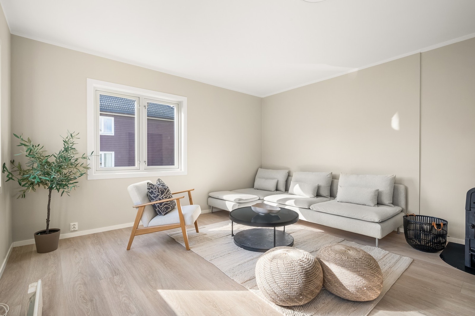 Rommet er malt i lyse og behagelige farger Galleribilde