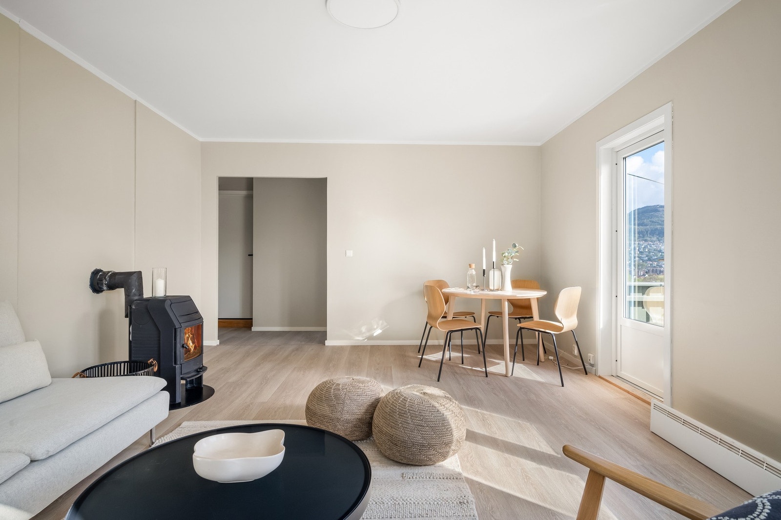 Stuens utforming gjør det meget enkelt å innrede etter eget ønske. Legg merke til peis som sikrer god varme på kalde dager. Galleribilde