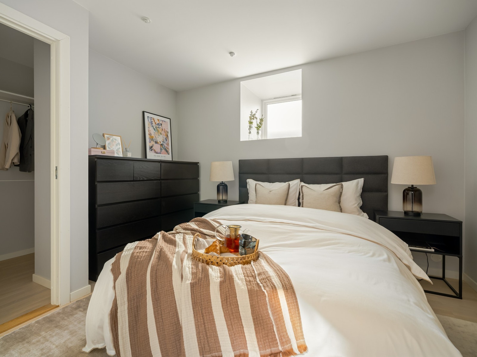 Hovedsoverommet er av god størrelse med plass til både stor dobbeltseng, kommode og nattbord. Galleribilde