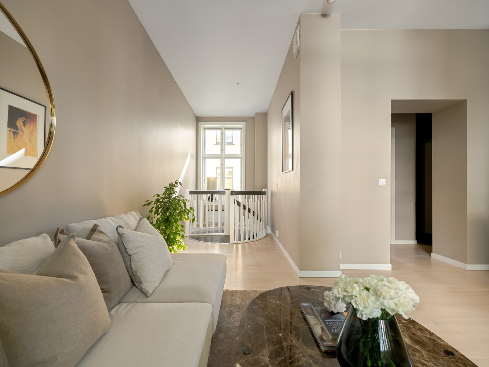 Videre går vi gjennom stuen og mot trappen ned til kjelleren. Galleribilde