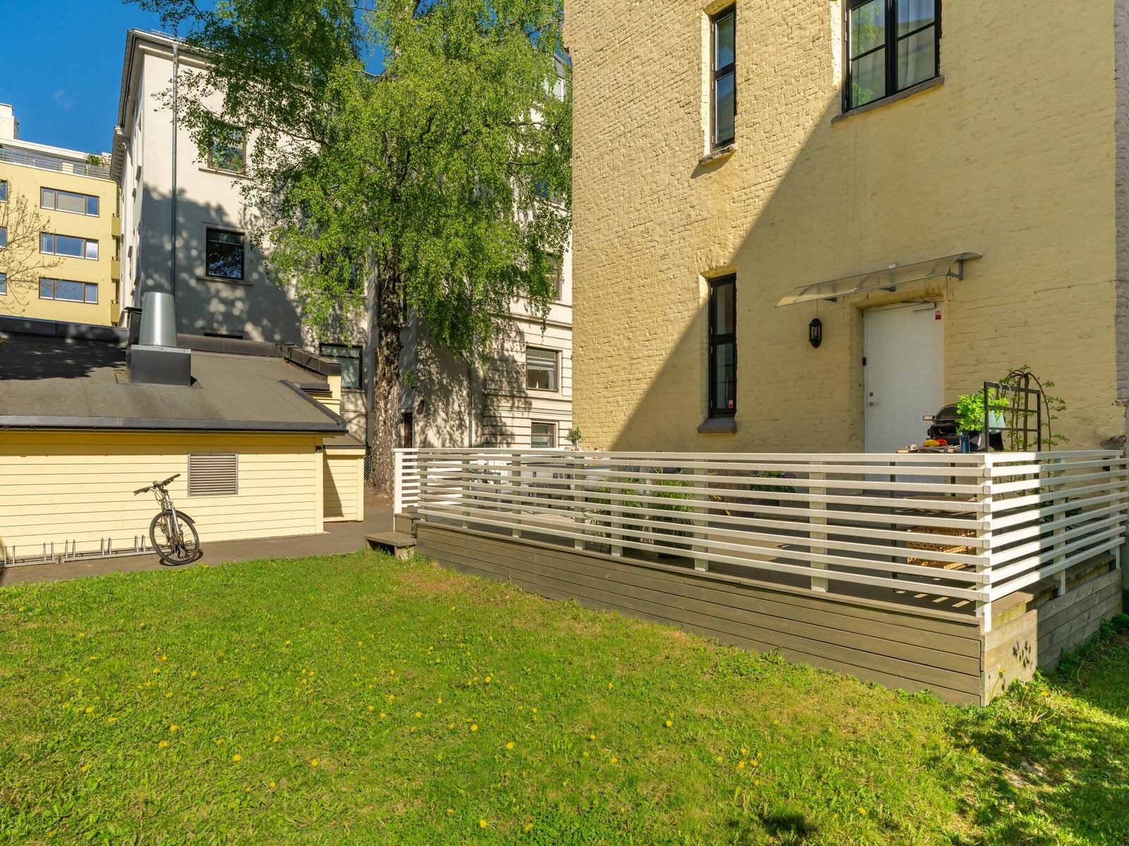 Gressplenen foran er fellesareal for seksjon 1-4, men selger kan informere om at den sjeldent blir brukt av øvrige naboer. Galleribilde