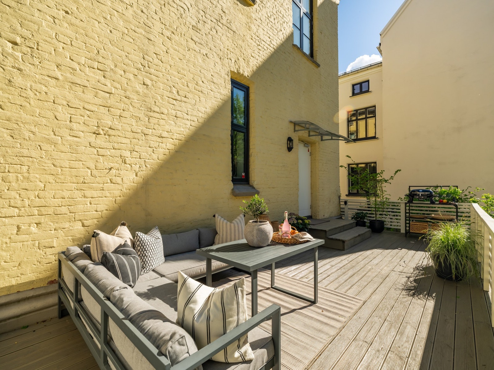 Her får du plass til stor sittegruppe, langbord, grill og utekjøkken. Galleribilde