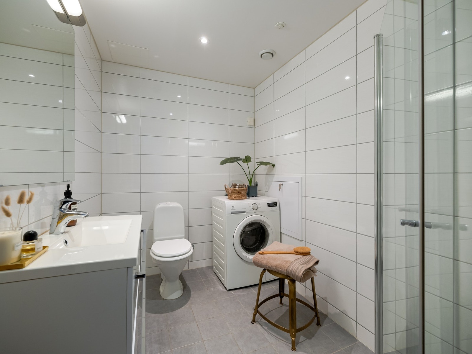 Baderommet holder en tidløs og moderne standard fra ombyggingsåret. Det er innredet med dusjhjørne, toalett, servant med skuffeseksjon samt plass og opplegg for vaskemaskin. Galleribilde