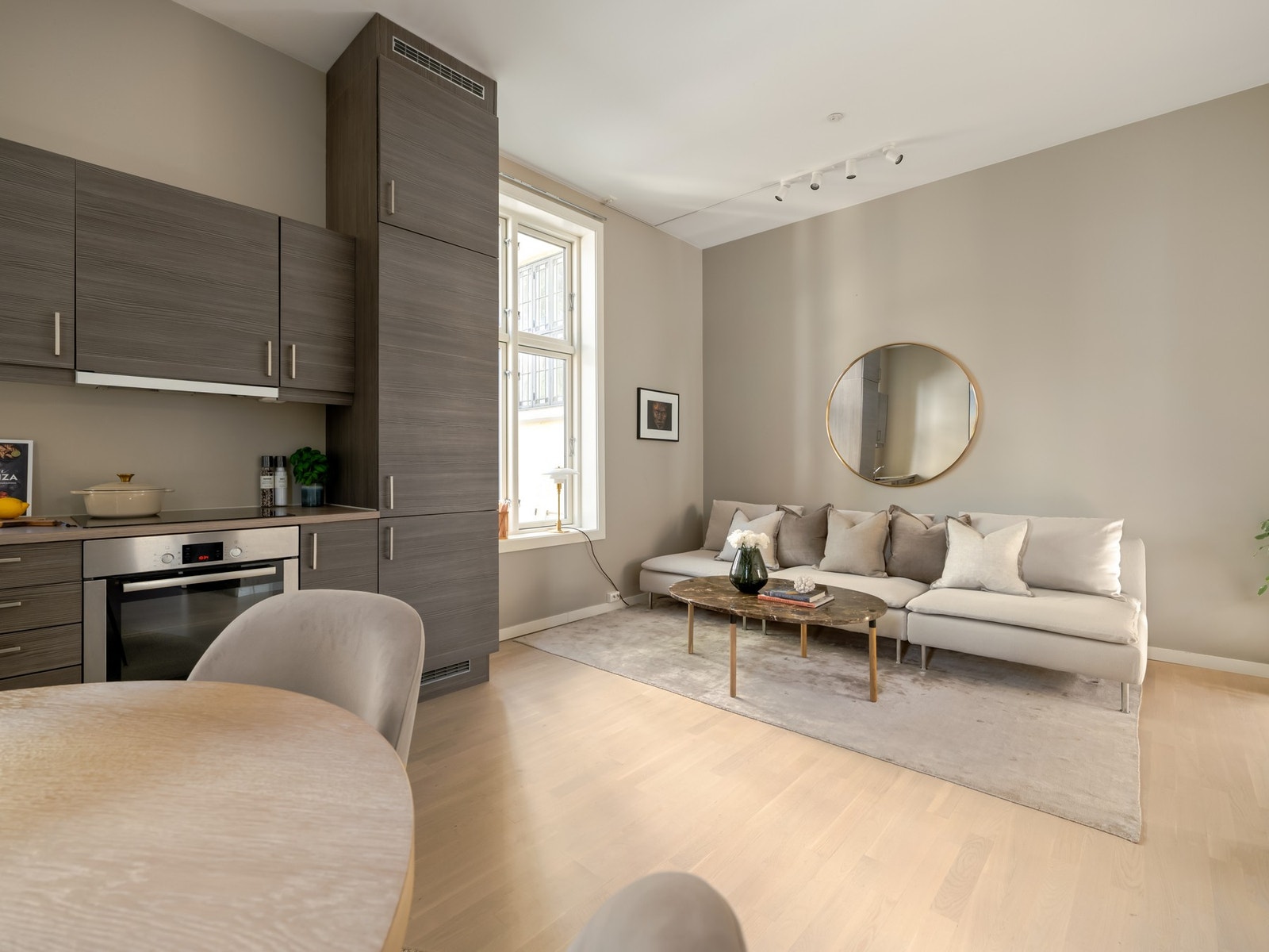 Du får fint plass til både sofa, tilhørende bord og spisegruppe. Galleribilde