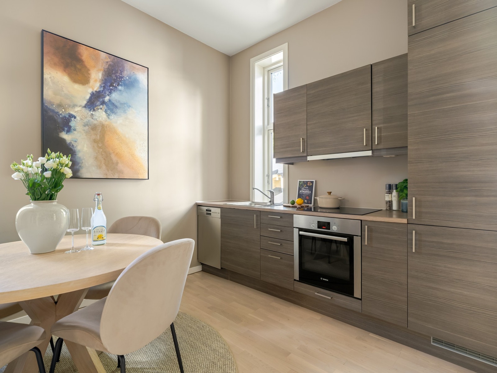 Kjøkkenet er fra ombygingsåret og holder en tidløs og moderne standard. Galleribilde