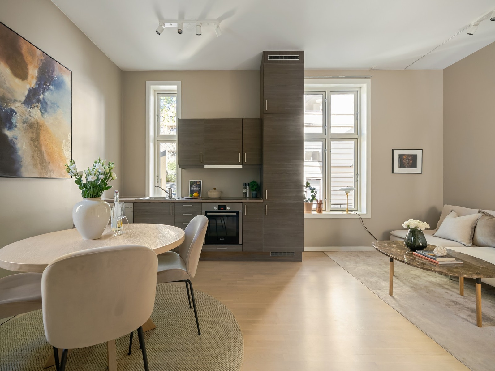 Vi tar turen inn i leilighetens naturlige oppholdsrom - nemlig stuen. Galleribilde